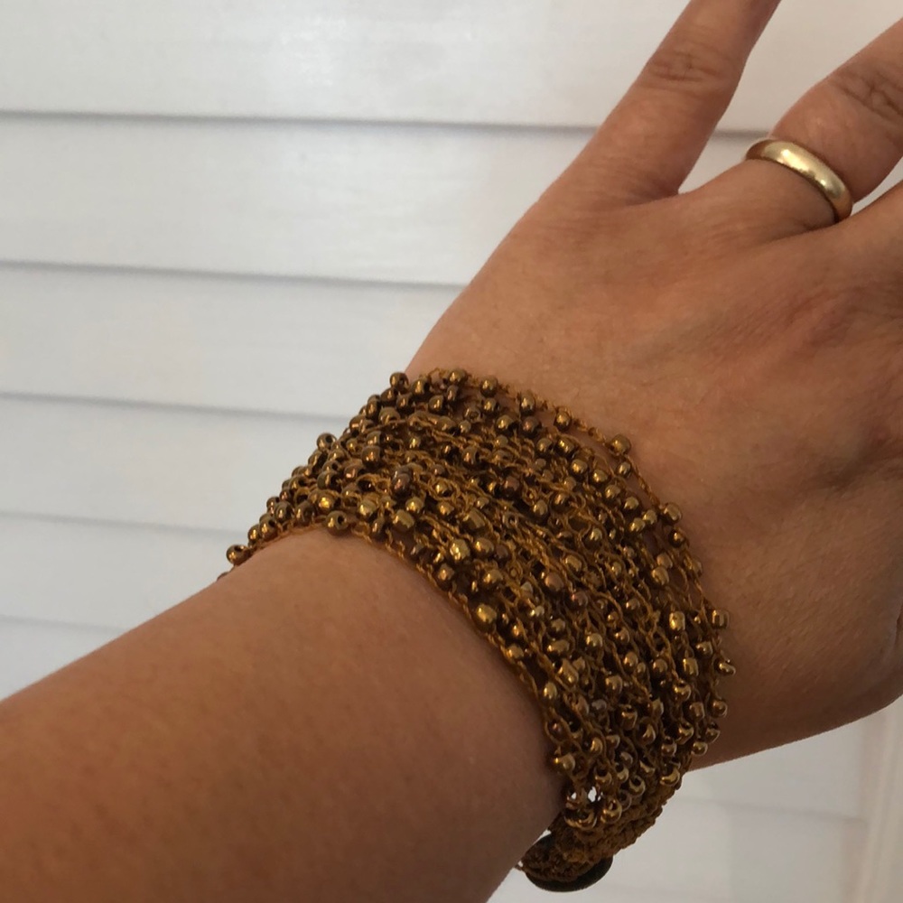 Button clasp beaded bracelet